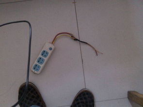 這個插座怎么接黃線的碰出火花了 是不是代表有電,需不需要關(guān)總閘